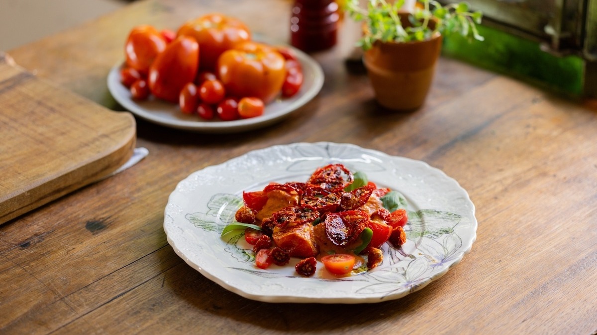 Ensalada de tomates asados, tomates confitados, chips de tomate con vinagreta de tomate