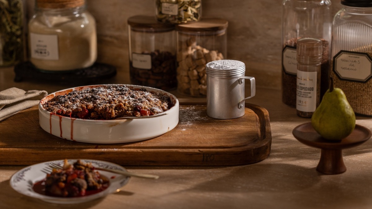 Crumble de peras y frutas rojas